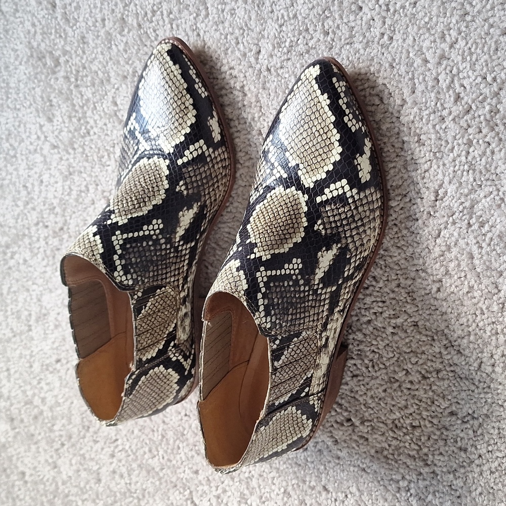 Madewell Low Chelsea boots in snake embossed leather size 71/2